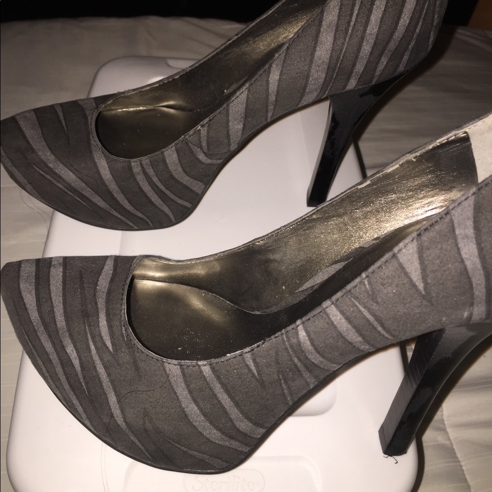 Light/dark gray with black heels pump. Brand new
